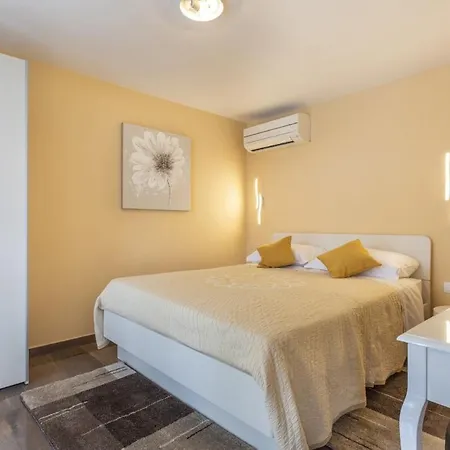 Villa In Porec - Haus Fuer 6-8 Personen