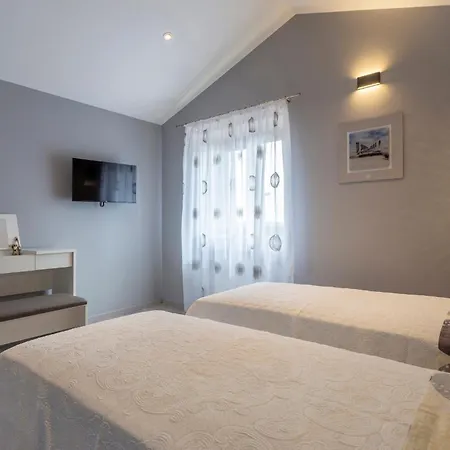 In Porec - Haus Fuer 6-8 Personen * Kastelir