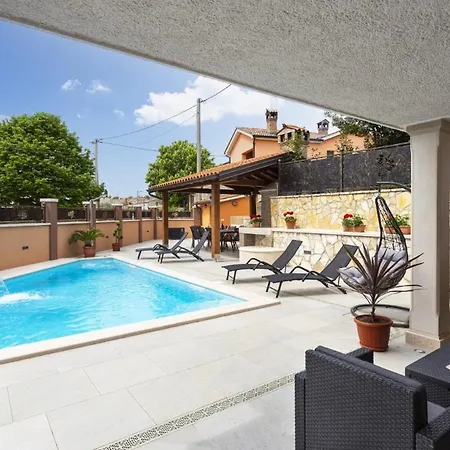 In Porec - Haus Fuer 6-8 Personen Villa *