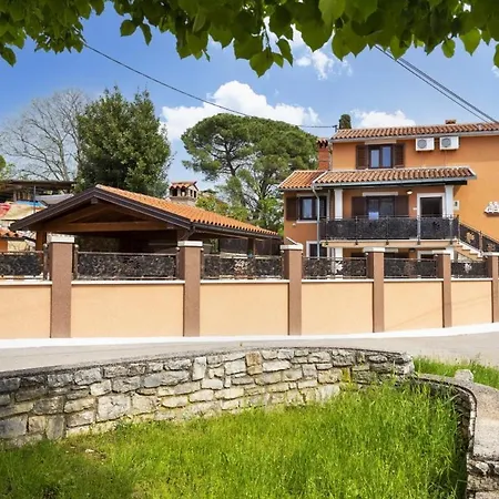 In Porec - Haus Fuer 6-8 Personen Villa