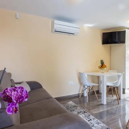 Villa In Porec - Haus Fuer 6-8 Personen Kastelir