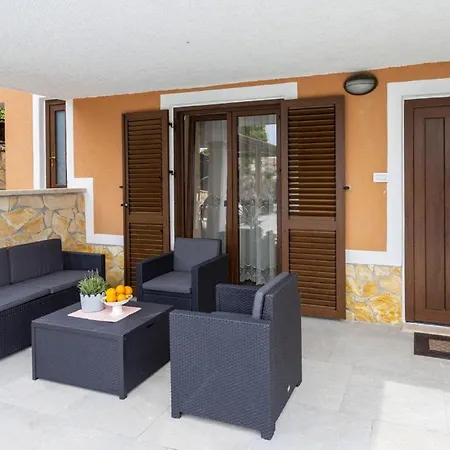 Villa In Porec - Haus Fuer 6-8 Personen *
