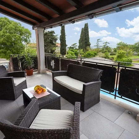 Villa In Porec - Haus Fuer 6-8 Personen Kastelir